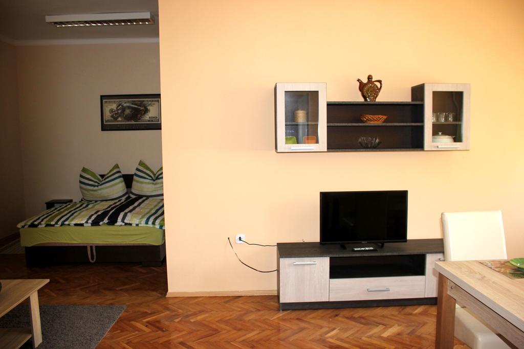 Veva Apartman - Eger Maganszallashely Exterior photo